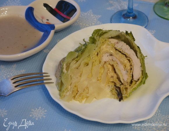 Нарезаем капусту. Кочерыжку можно вырезать. Подаем с соусом. Приятного аппетита! Ярких радостных праздников!