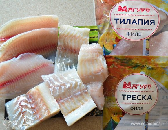 Рыбное филе ТМ «Магуро» разморозить, промыть, обсушить и нарезать на небольшие кусочки.