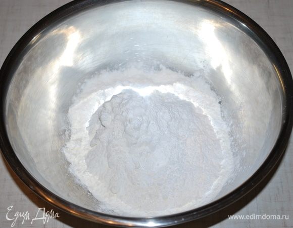 200 грамм муки смешиваем с разрыхлителем (12 грамм) и солью (3 грамма).