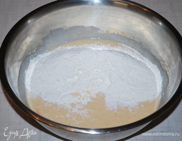Добавляем муку и все хорошо перемешиваем ложкой.