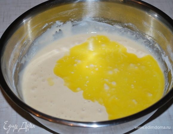 И добавляем в конце остывшее растопленное масло. Перемешиваем.