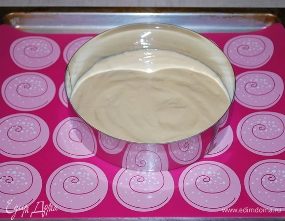 Выкладываем тесто, примерно 2 столовые ложки, мне удобно выпекать в кольце на силиконовой форме, тесто не вытекает. У меня форма размером 20 см.