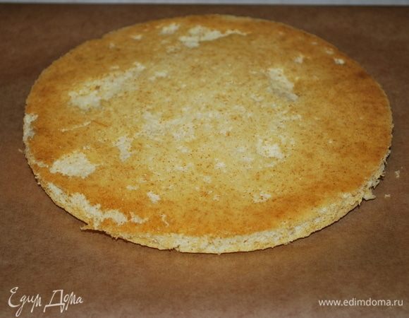 Тесто очень хорошо поднимается, коржи получаются очень нежные.
Из этого количества теста получается 6-7 коржей.