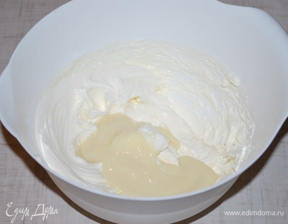 Добавляем 150 грамм сгущенного молока. Перемешиваем миксером. Крем готов.