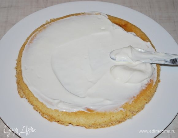 Прослаиваем первый корж кремом.