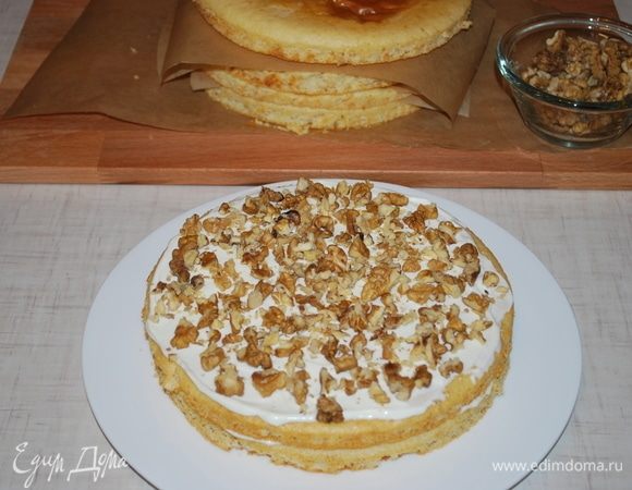 Второй корж прослаиваем кремом и посыпаем корж поджаренными грецкими орехами (50 грамм орехов на один корж).