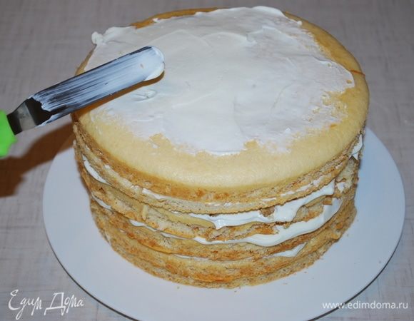 И так далее, у меня получилось два коржа с орехами.