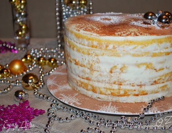 Украшаем по своему желанию. Я смешала какао и сахарную пудру и через трафарет «снежинки» посыпала торт. Даем торту пропитаться несколько часов.