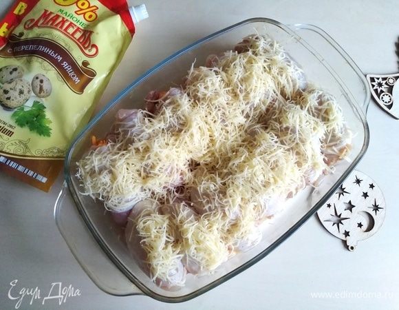 Посыпаем тертым сыром.