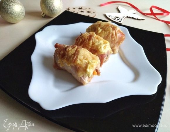 Рулеты получаются очень сочные и вкусные. Блюдо станет одним из фаворитов на Новогоднем столе. Волшебного Нового года! :)