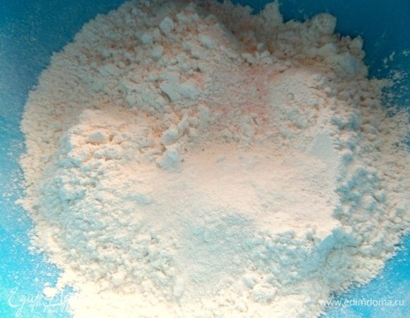 Собираем сухой состав: в муку всыпать разрыхлитель и соль.