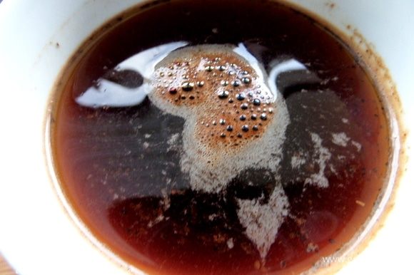 Крепкий кофе сварить кофейную чашечку.