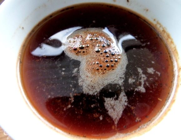 Крепкий кофе сварить кофейную чашечку.