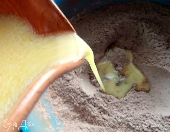 Влить растопленное масло в сухую смешанную смесь.