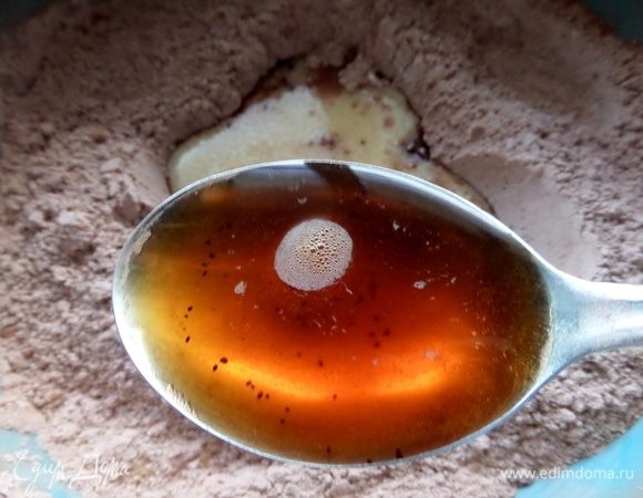 Вливать по ложке кофе.