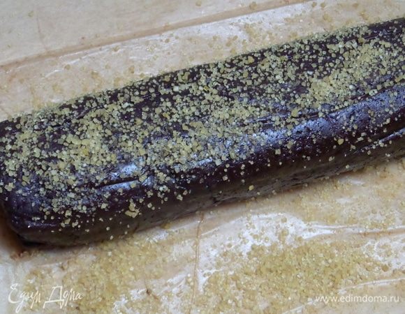 Обвалять в сахаре и завернуть в пергамент. Убрать в холодильник на 1 час.