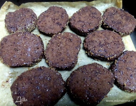 Выпекать 15-18 минут при 180°С. Моя духовка плохо верх печет, поэтому в процессе я переворачивала.