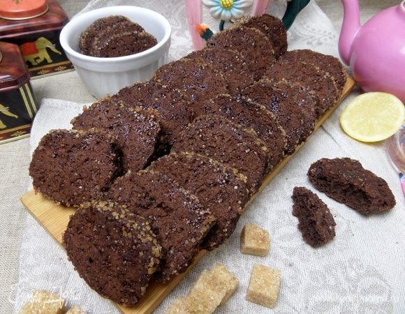 Печенье хоть и крепкое, но легко отламывается.