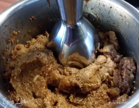 Пюрировать, остудить полностью. Я пюрировала не полностью, а оставила кусочки инжира. Вместо инжира можно использовать любую любимую вами сухофрукту. 