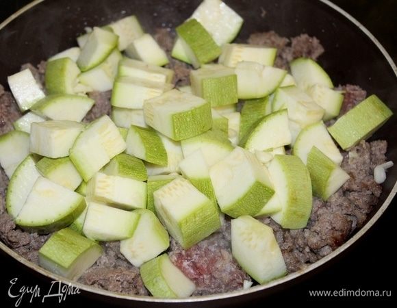 На оливковом масле обжарить фарш с луком, затем добавить кусочки цукини или кабачка, обжариваем 5-7 минут до полуготовности.