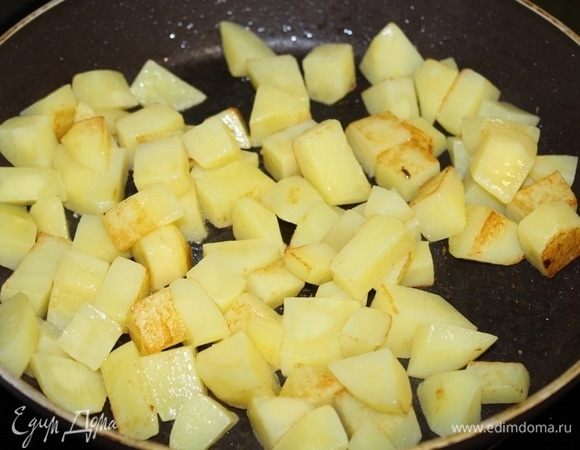 Картошку порезать кубиками и обжарить отдельно до полуготовности.