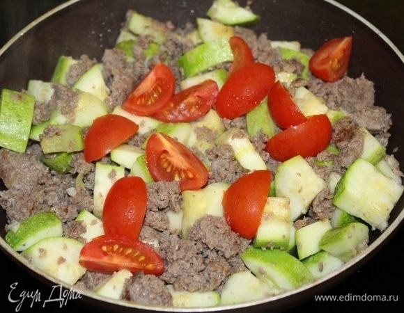 Соединить картофель и фарш, порезанные помидоры черри.