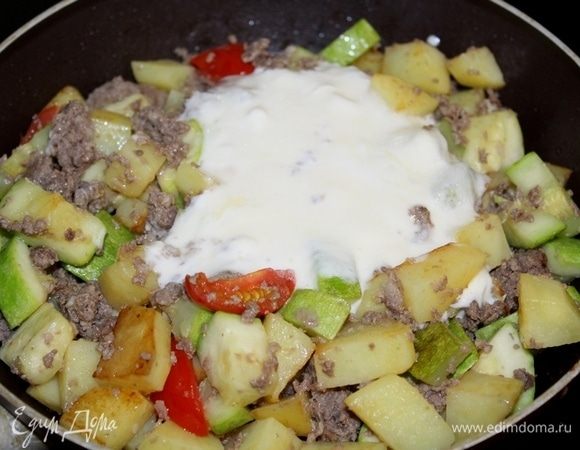 Яйца перемешать с йогуртом или сметаной, добавить к овощам , перемешать, посолить, поперчить по вкусу, добавить немного тимьяна.