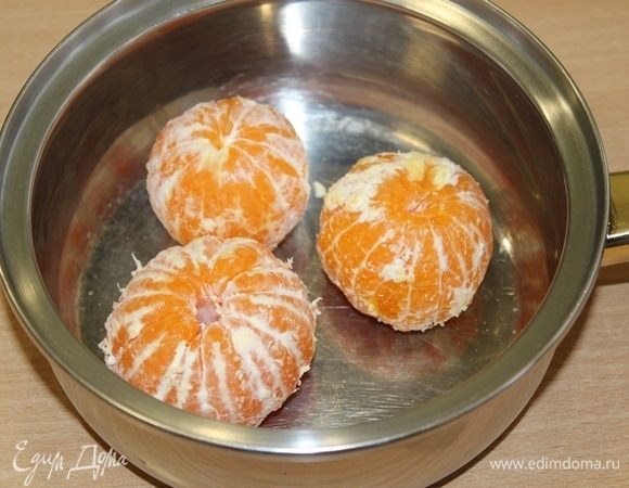Очистить мандарины, налить воды и поставить на огонь, проварите мандарины до момента, когда они станут мягкими, 5–7 минут.