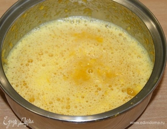 Слить воду и пюрировать мандарины погружным блендером.