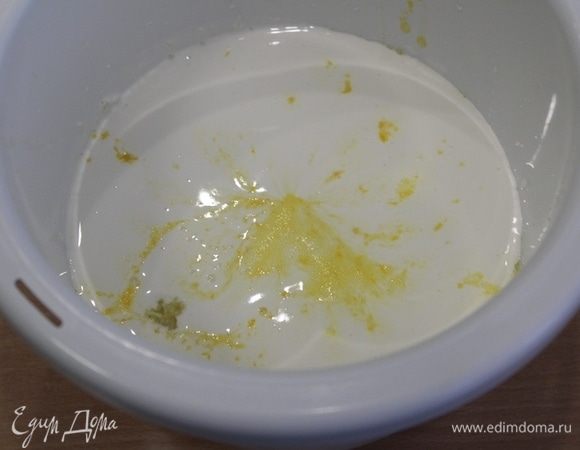 Яйца взбить с сахаром до пышной массы, добавить мандарины и натертый корень имбиря 2 см.