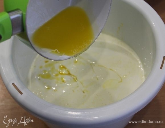 Добавить растопленное сливочное масло.