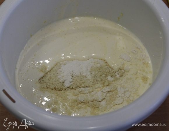 Добавить муку с разрыхлителем.