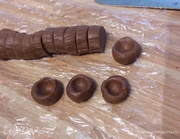 Тесто разделить на две части, из каждой слепить «колбасу». Разрезать на одинаковые «шайбочки», скатать в шарики и, не выпуская из рук, сделать в шарике небольшое углубление. 