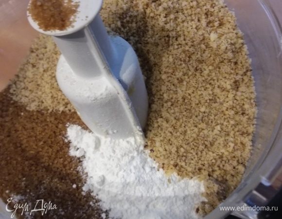 Для теста смешать в блендере муку, разрыхлитель, щепотку соли, оба вида сахара (я уменьшила количество сахара до 150 пудры и 130 мусковадо) и молотый миндаль. 
