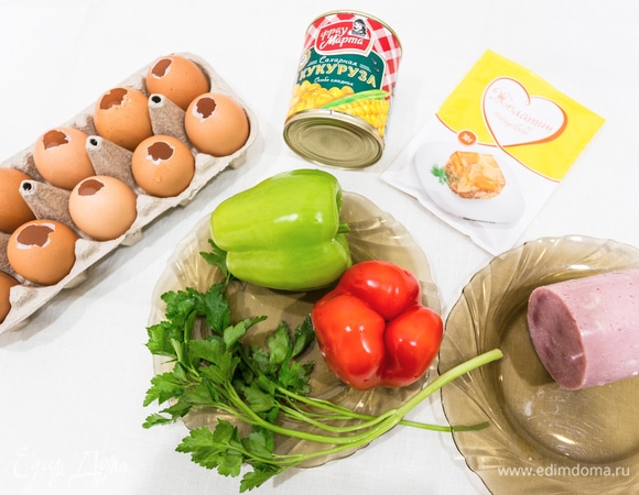 Перед тем как приготовить заливные яйца, необходимо сделать для них основу из яичных скорлупок. Для этого яйцо освобождаем от содержимого, проделав крупное отверстие с тупого конца скорлупы.