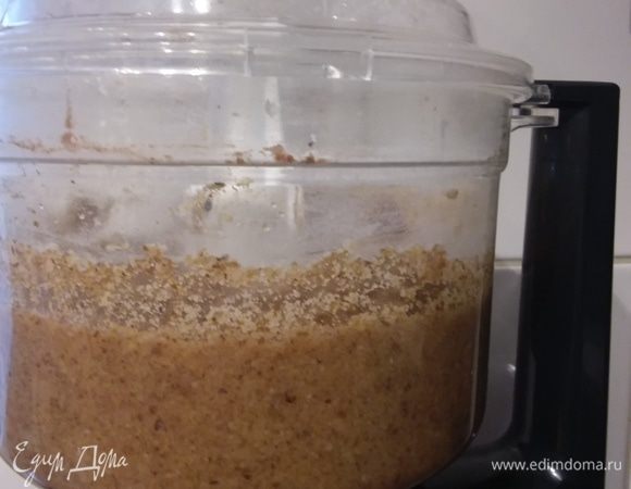 Взбить для того, чтобы утрамбовать и сделать место для марципана. 