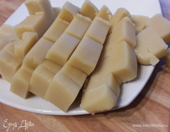 Марципан нарезать мелким кубиком или натереть на терке.