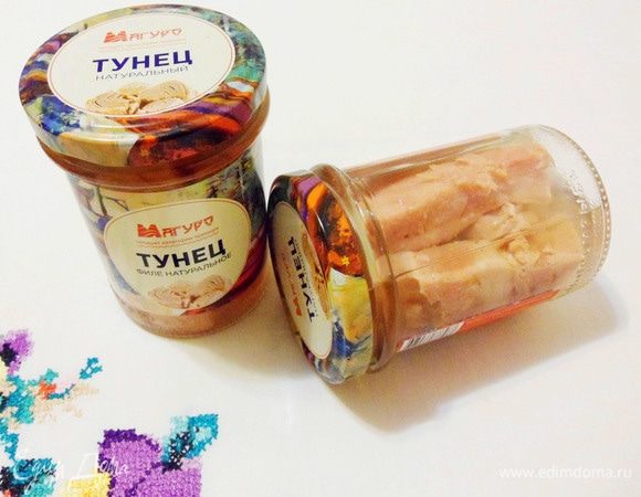 Консервы «тунец филе натуральное» от ТМ «Магуро» расфасованы в стеклянные банки, которые имеют ряд преимуществ. Во-первых, стекло не подвергается никаким химическим воздействиям. Во-вторых, оно прозрачно и позволяет увидеть содержимое банки и получить представление о качестве товара с первого взгляда. В-третьих, консервы не нужно перекладывать после вскрытия банки. Еще на банке есть наклейка со всей необходимой информацией. Крышка яркая, закручивающаяся, открывается легко и просто. 