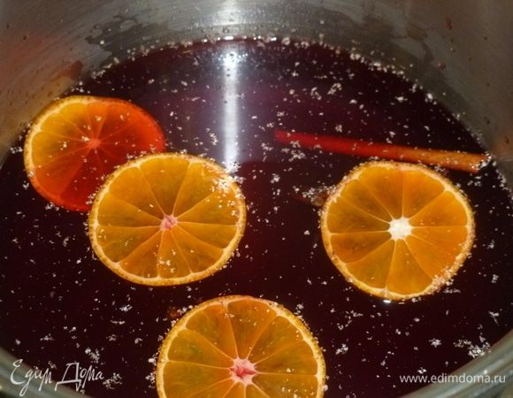 Залить соком и поставить на огонь, варить 5–7 минут, не доводя до кипения.