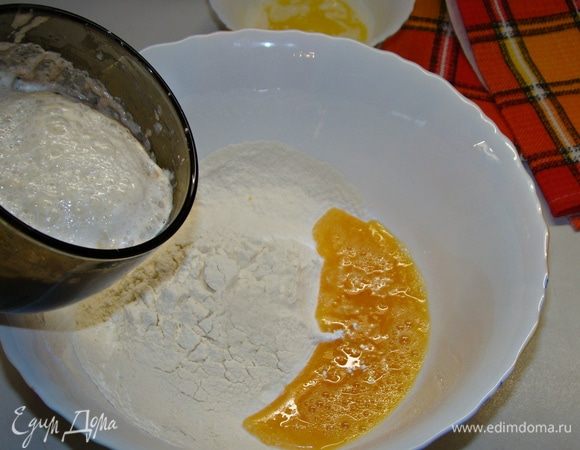 В теплом молоке смешать дрожжи, столовую ложку сахара и столовую ложку муки. Поставить в теплое место для образования «шапочки». В миску просеять муку, влить яйцо, смешанное с щепоткой соли и влить подошедшие дрожжи. Замесить тесто. 