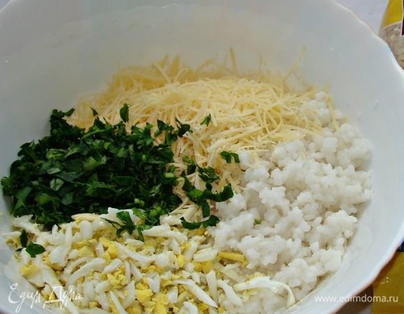 Пока подходит тесто, приготовим начинки. В миске смешать отваренный до готовности рис, натертые на крупной терке сваренные вкрутую 3 яйца, натертый сыр и нашинкованную зелень. Посолить, поперчить и тщательно перемешать.