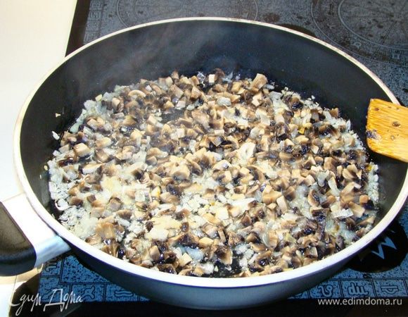 Грибы нашинковать и обжарить с нашинкованным луком. 