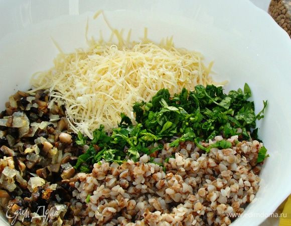 Присолить, поперчить, снять с огня и смешать с отваренной до готовности гречневой крупой, зеленью петрушки и натертым сыром. Все перемешать. Для сочности можно добавить пару столовых ложек сметаны. 