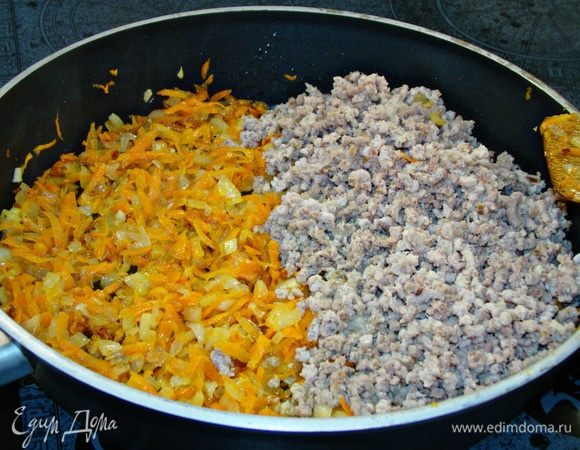 Обжарить на растительном масле нашинкованный лук и морковь, натертую на крупной терке. Добавить отварное мясо, пропущенное через мясорубку. Присолить, поперчить, добавить 1 сырое яйцо, перемешать. 