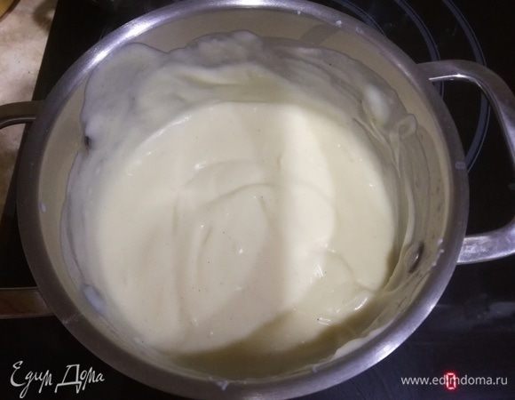 Духовку предварительно разогреваем до 180°С.
Приготовить соус бешамель: в кастрюле растопить сливочное масло, добавить муку и прожарить ее пару минут, затем вливаем теплое молоко и, непрерывно перемешивая, заварить массу. Всыпать щепотку мускатного ореха и , помешивая, прогреваем на небольшом огне, пока масса не станет однородной и не загустеет. Снимаем кастрюлю с огня и продолжаем вымешивать соус еще некоторое время.