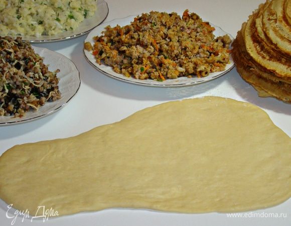 Подошедшее тесто обмять и разделить на две одинаковые части и одну маленькую (для ушек и хвостика).