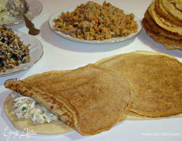 Раскатать одну часть теста в овал, выложить рисовую начинку, формируя туловище и голову. Накрыть блинами. Так выкладывать поочередно все начинки, накрывая каждый слой блинами, не забывая формировать туловище и голову свинки. У меня осталось понемногу каждого вида начинки, я все перемешала и уложила 4-й слой. 