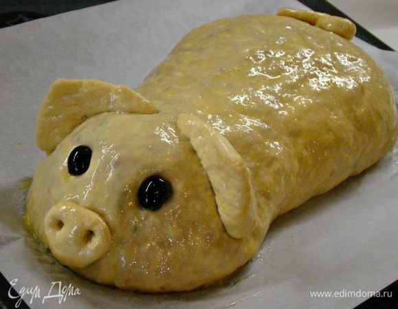 Смазать свинку взбитым яйцом и запечь в разогретой до 180-190°С духовке до румяного цвета, примерно минут 30. 