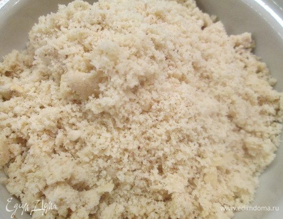 Очищаем орехи и половину измельчаем мелко в блендере.
Соединяем муку, сливочное масло в чаше комбайна или блендера, взбиваем все в крошку. Добавляем соль, затем вливаем ледяную воду (2 ст. л.) и перемешиваем.