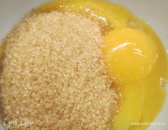 Добавляем желток, смешанный с сахаром и замешиваем в тесто. 